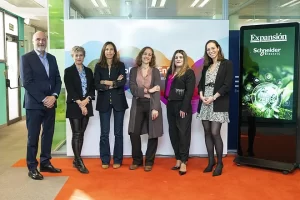 Foto de los participantes en el acto junto a Jenifer López Álvarez